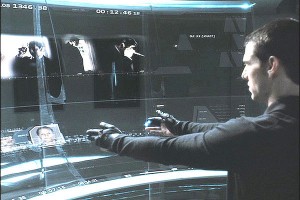 Tom Cruise interage com um sistema por meio dos gestos em Minority Report.